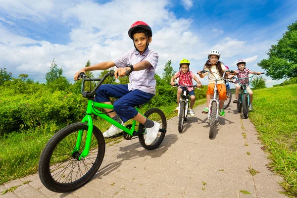 Afrikanska killen Rider bike med vänner — Stockfoto