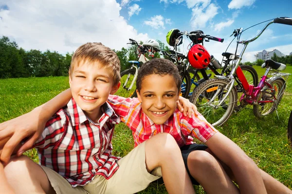 Two best friends hug with arms — Stock Photo, Image