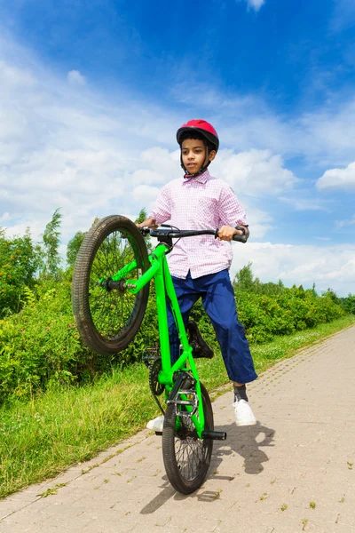 Africain garçon sur vélo — Photo