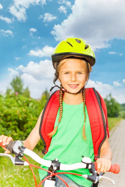 Menina sorridente no capacete de bicicleta — Fotografia de Stock