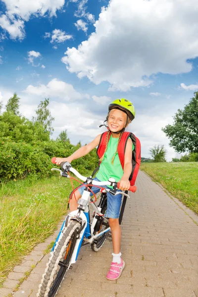 Glad blond tjej i cykelhjälm — Stockfoto