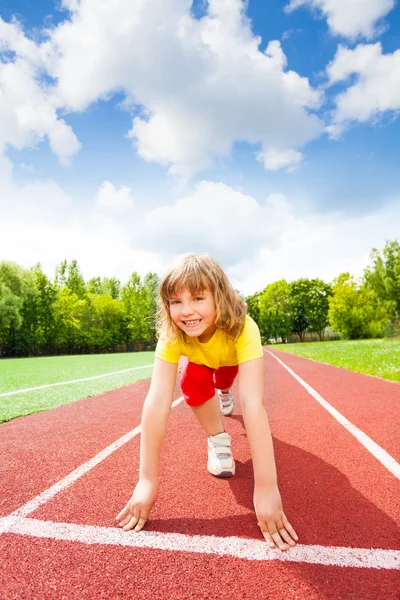 Smiling girl ready to run — Stock Photo, Image