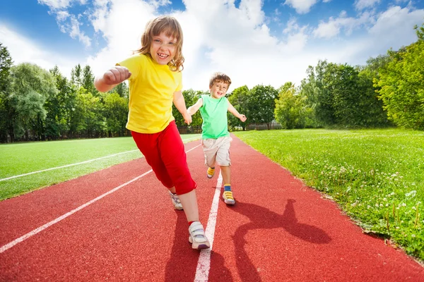 Due bambini che corrono insieme — Foto Stock
