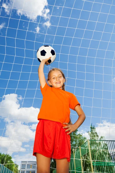 Menina segurando bola — Fotografia de Stock