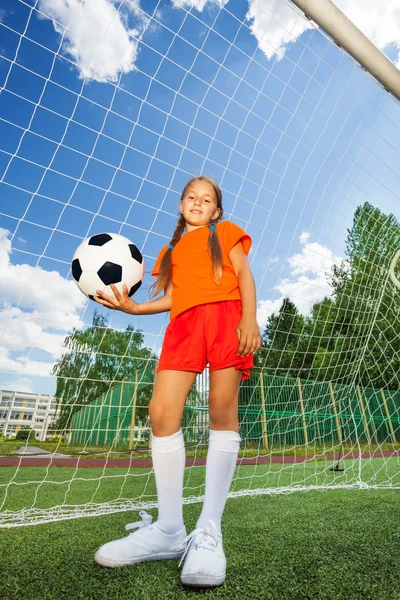 Dziewczyna trzyma piłkę — Zdjęcie stockowe