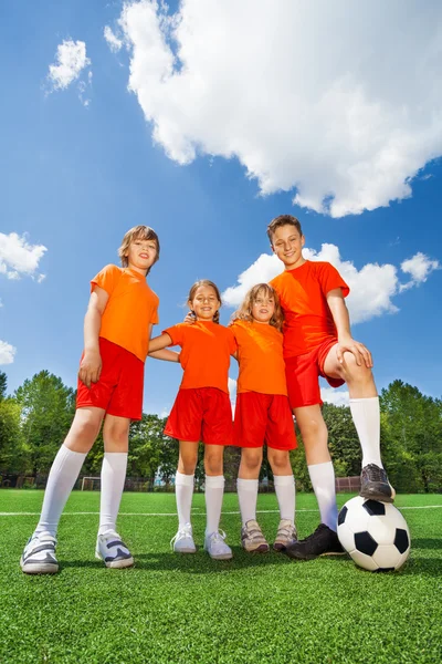 Дети разного роста с мячом — стоковое фото