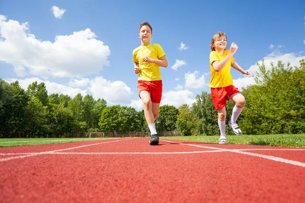 iki erkek çalıştırmak