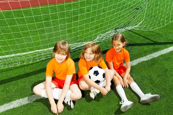 Três meninas na frente da marcenaria — Fotografia de Stock