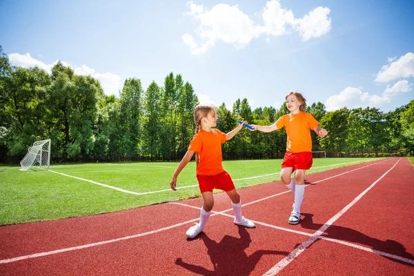 Laufendes Mädchen mit Schlagstock — Stockfoto