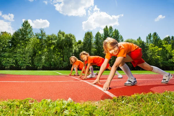 Drie lachende kinderen klaar om uit te voeren — Stockfoto