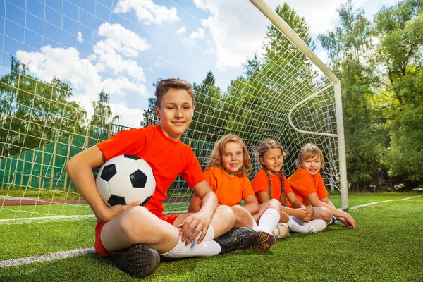 Los niños se sientan junto con el fútbol — Foto de Stock