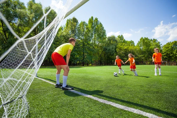 Kinder spielen gemeinsam Fußball — Stockfoto