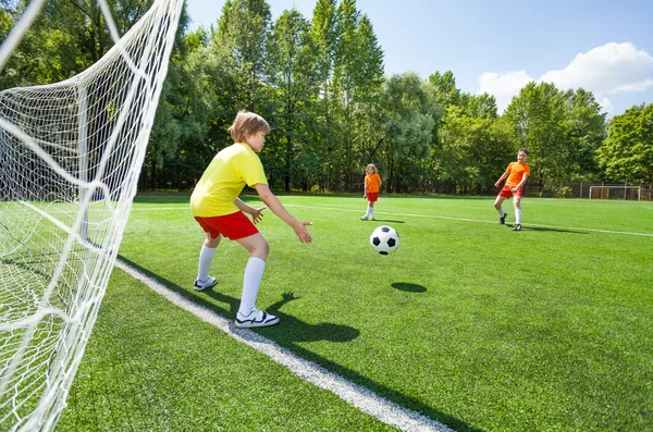 Portero trata de coger la pelota — Foto de Stock