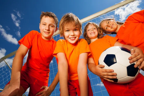 Щасливі діти з м'ячем — стокове фото