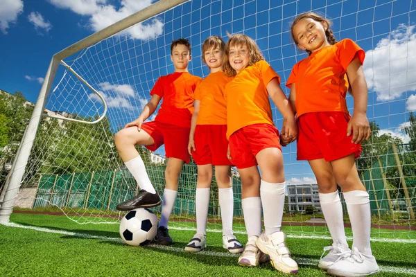 Bambini con palla vicino alla lavorazione del legno — Foto Stock