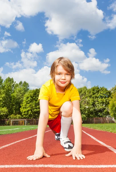 Junge bereit zum Laufen — Stockfoto