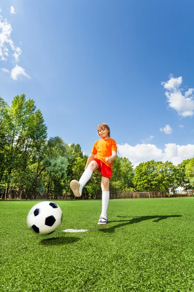 Rapaz chutando bola — Fotografia de Stock