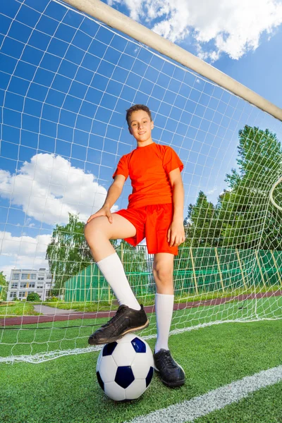 Garçon souriant en uniforme avec balle — Photo