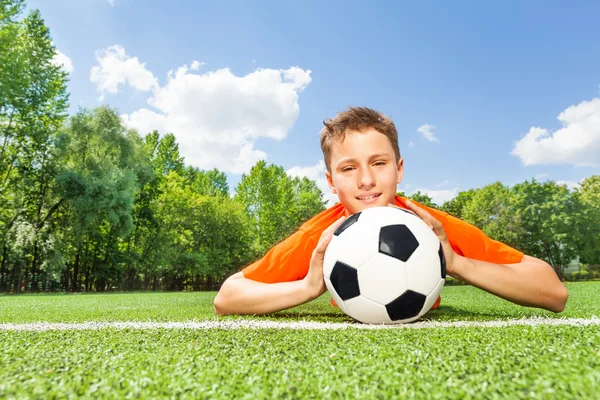 Glimlachend jongen bedrijf bal — Stockfoto