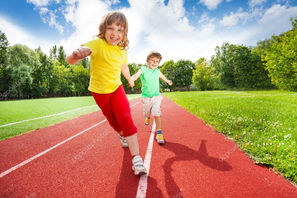 пробежка в парке. бег подростки. спорт дети. спортивная ходьба. бег и ходьба детей.