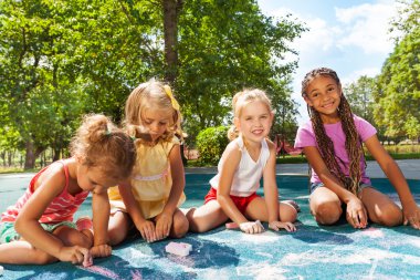ragazze disegnare l'immagine con il gesso