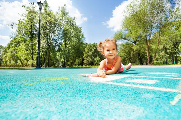 Bambina disegnare con gesso — Foto Stock