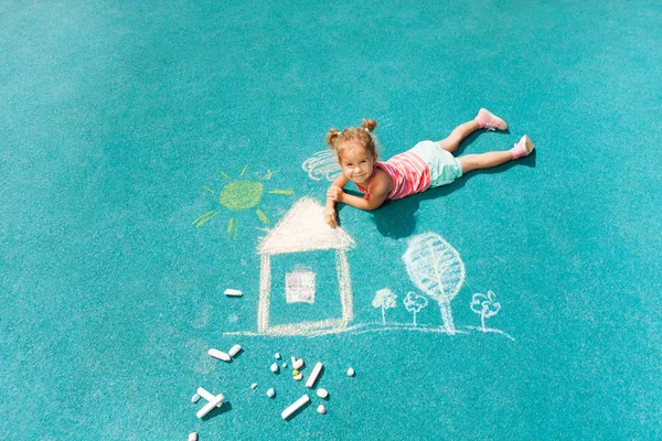 Μικρό κορίτσι σχεδίασης κιμωλία εικόνας — Φωτογραφία Αρχείου