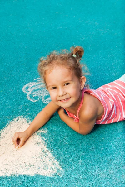 Girl drawing chalked image — Stock Photo, Image