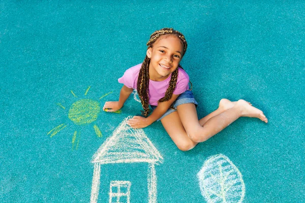 Menina preta agradável com desenho de giz — Fotografia de Stock