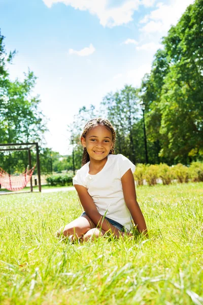 Black girl in park — Stock Photo, Image