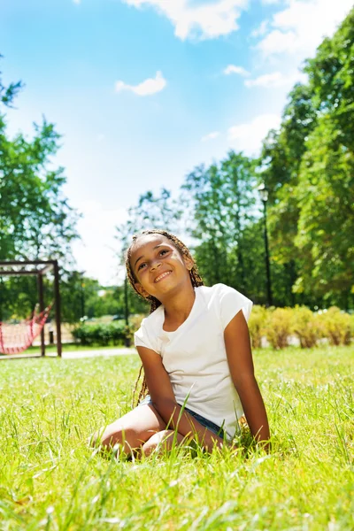 Black girl in park — Stock Photo, Image