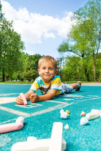 Chalked görüntü ile küçük çocuk — Stok fotoğraf