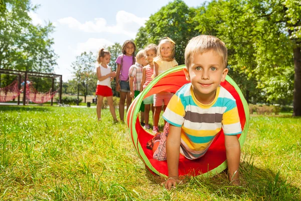 Strisciando però tubo sul prato — Foto Stock