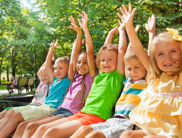 Счастливого веселья детям, поднимающим руки
