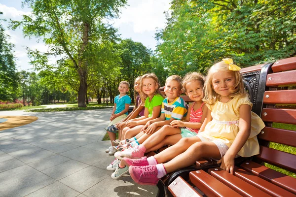 Meninos e meninas descansam no parque — Fotografia de Stock