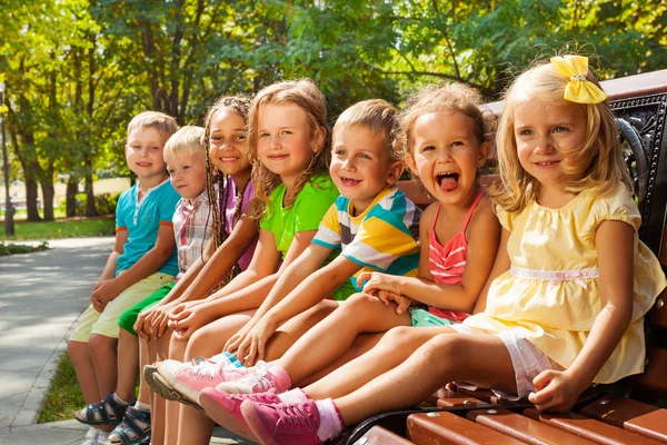 Dzieci na ławce w parku lato — Zdjęcie stockowe