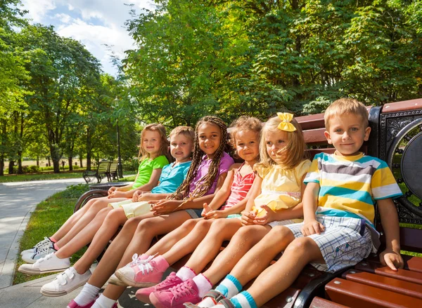 Дети на скамейке — стоковое фото