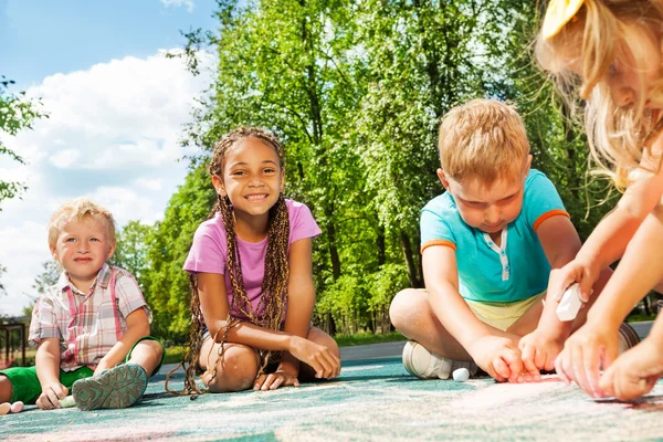 Kinder malen mit Kreide — Stockfoto