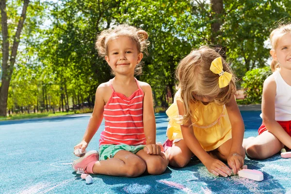 Little girls draw with chalk — Stock Photo, Image