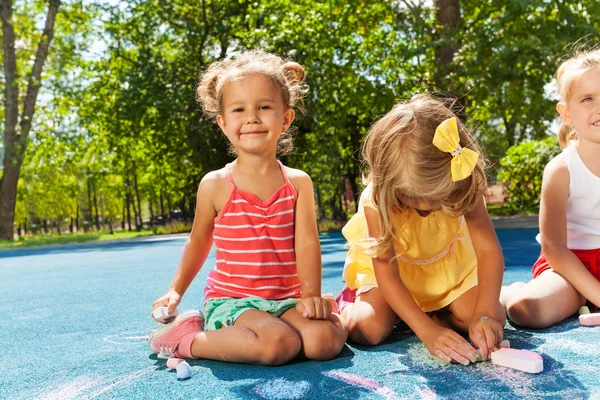 Bambine disegnare con gesso — Foto Stock