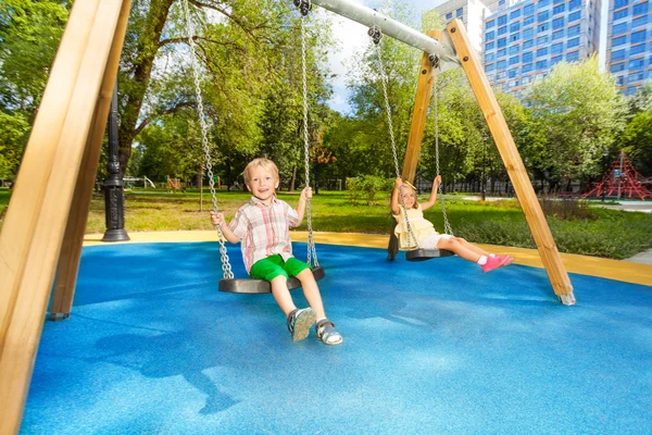 Swinging in park — Stock Photo, Image