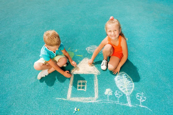 Jongen en meisje tekenen krijt afbeelding — Stockfoto