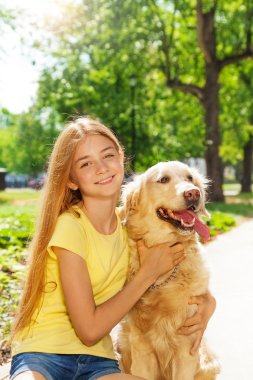 Genç sarışın kız ile retriever köpek