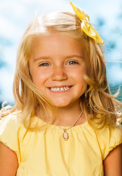 Uśmiechający się zadowolony blond dziewczynka — Zdjęcie stockowe