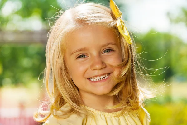 Usmíval se šťastný blonďatá holčička — Stock fotografie