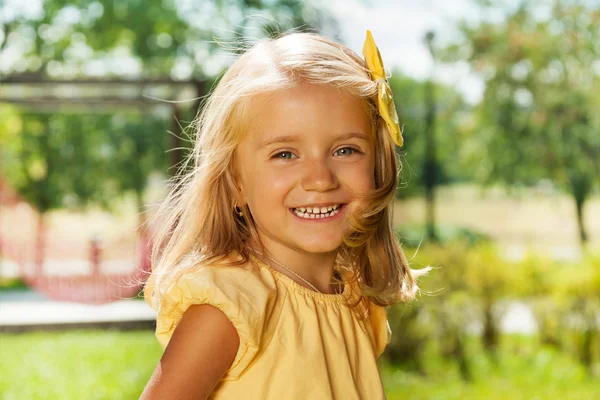 Sorridente felice bionda bambina — Foto Stock