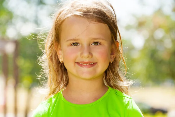微笑的小女孩在公园里 — 图库照片