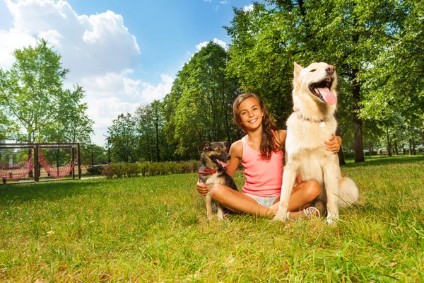 Mooie tiener meisje met haar honden — Stockfoto