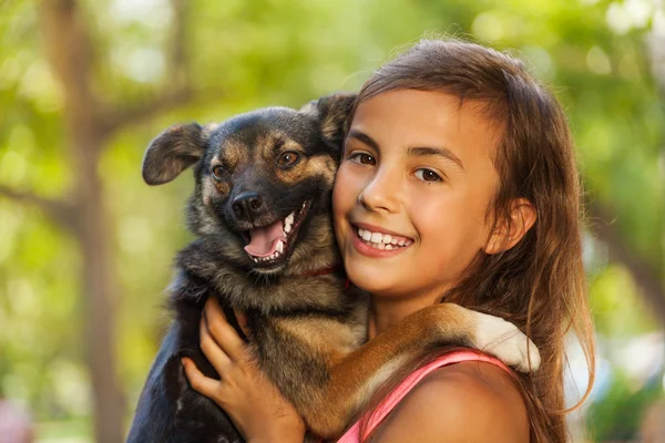 Adolescente menina abraçando pouco cão — Fotografia de Stock