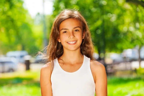 Gelukkig tienermeisje in park — Stockfoto